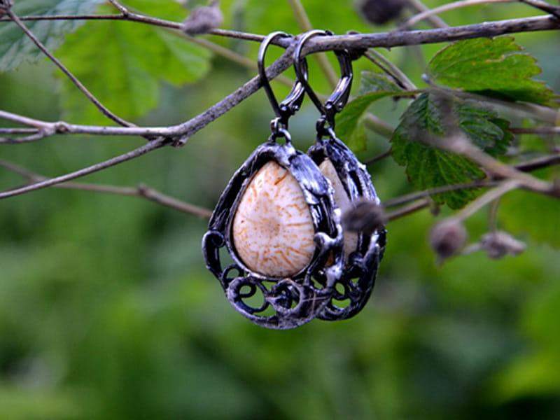 Ażurowe kolczyki z beżowym koralem (w kolorze ciemnego srebra)