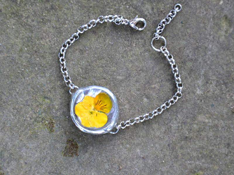 Błyszcząca bransoletka z bratkiem (w kolorze srebrnym)