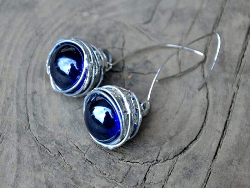 Błyszczące kolczyki z granatowymi kulkami (oprawa w kolorze ciemnego srebra)