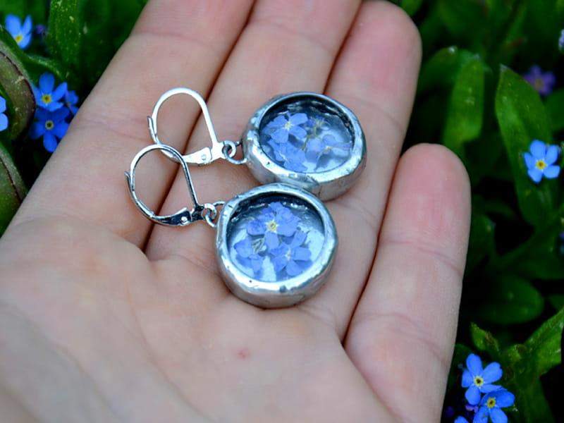 Błyszczące kolczyki z niezapominajkami (w kolorze srebrnym)