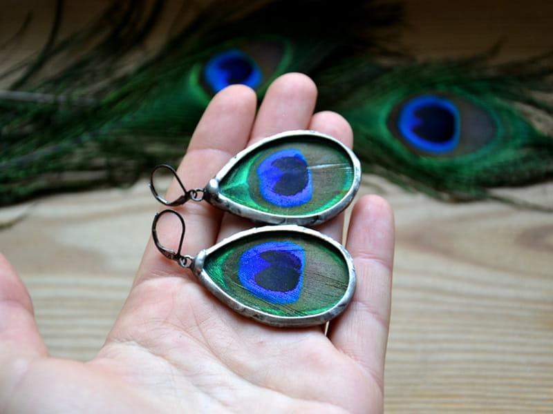 Błyszczące kolczyki z pawimi piórami (oprawa w kolorze ciemnego srebra)