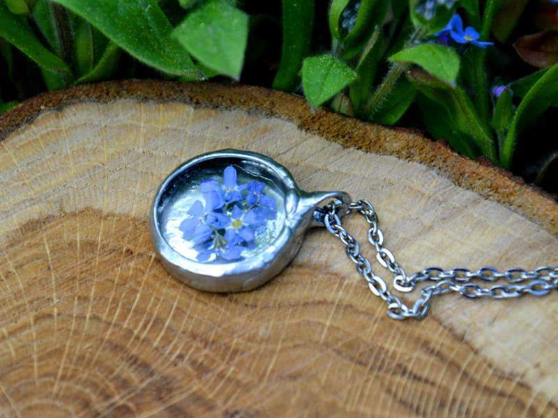 Błyszczący naszyjnik z niezapominajkami (w kolorze srebrnym)