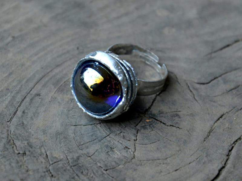 Błyszczący pierścionek z granatową kulką (oprawa w kolorze ciemnego srebra)