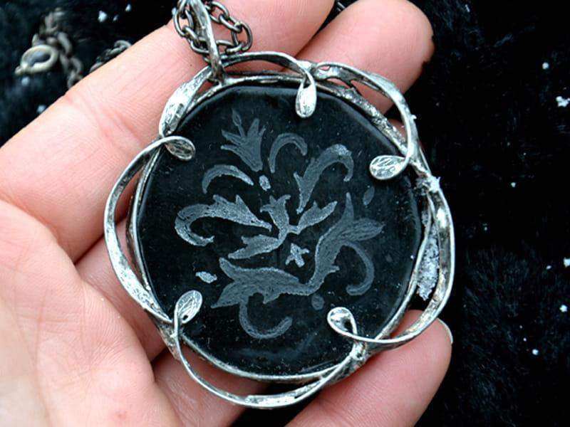 Bardzo dekoracyjny naszyjnik z czarnym grawerowanym szkłem (oprawa w kolorze ciemnego srebra)