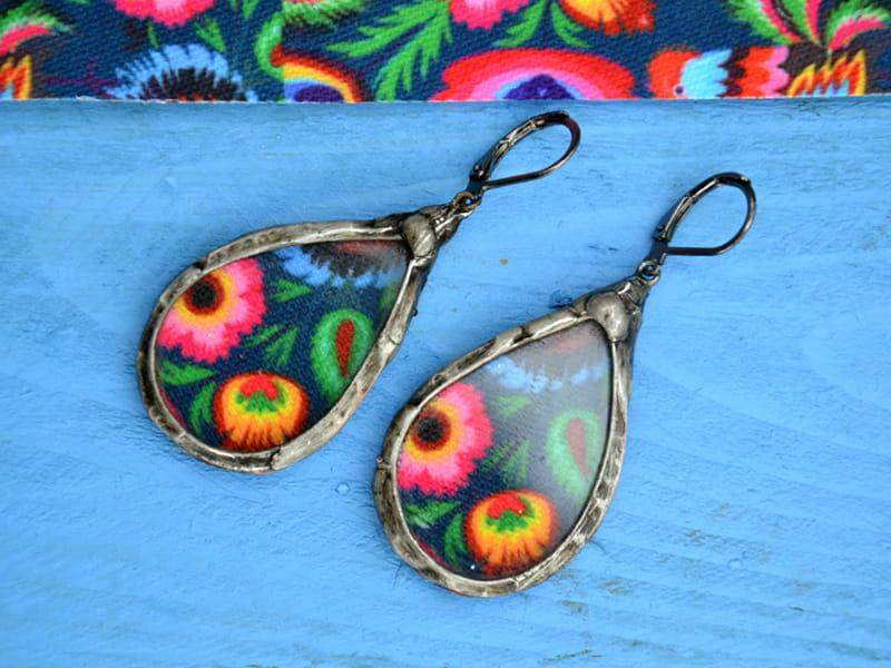 Barwne kolczyki z folkowym wzorem (oprawa w kolorze ciemnego srebra)