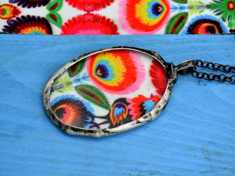 Barwny naszyjnik z folkowym wzorem (oprawa w kolorze ciemnego srebra)