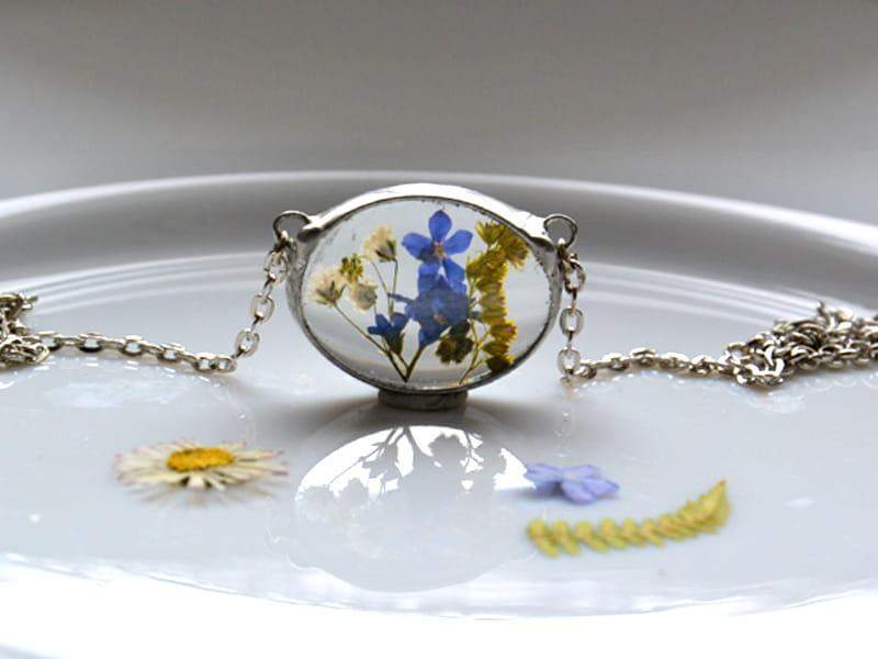 Barwny naszyjnik z polnymi kwiatami II (w kolorze srebrnym)