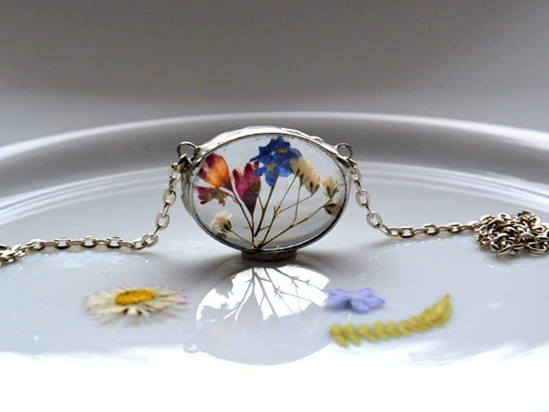 Barwny naszyjnik z polnymi kwiatami III (w kolorze srebrnym)