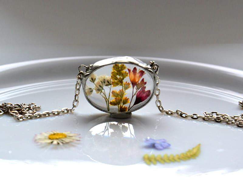 Barwny naszyjnik z polnymi kwiatami (w kolorze srebrnym)