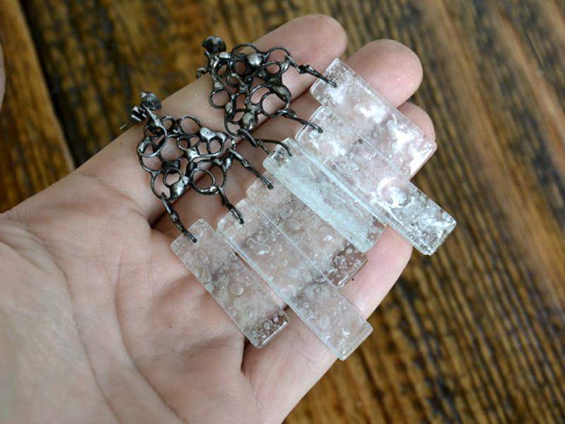 Bogate kolczyki z białymi bąbelkami (oprawa w kolorze ciemnego srebra)