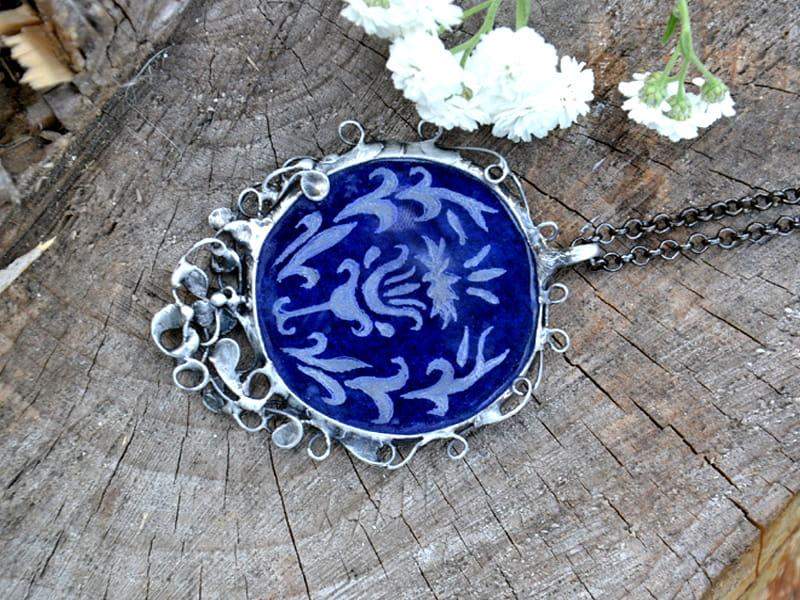 Bogato zdobiony naszyjnik z ręcznie grawerowanym wzorem (oprawa w kolorze ciemnego srebra)