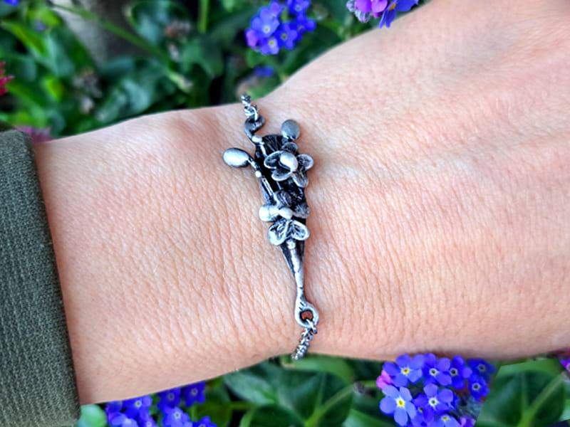 Bransoletka gałązka niezapominajek (z łańcuszkiem i zapięciem ze stali chirurgicznej)