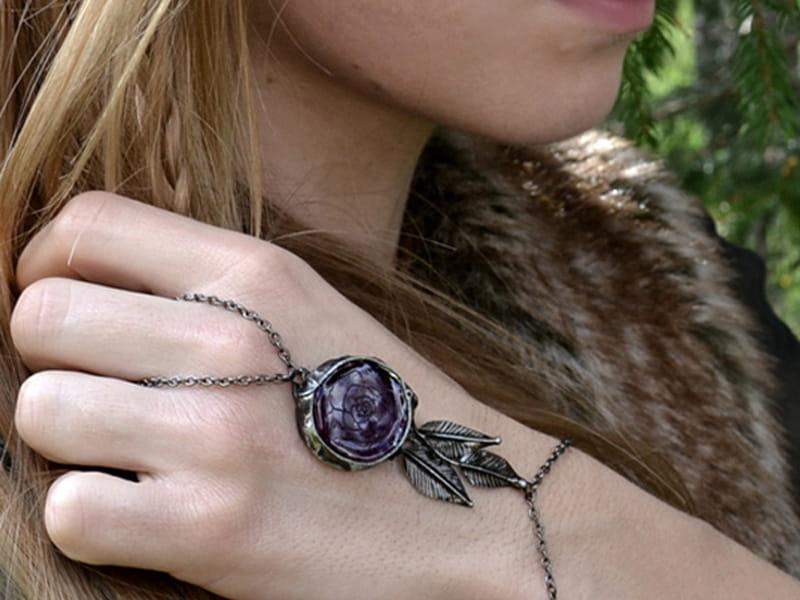 Bransoletka na palec z bakłażanową różą (oprawa w kolorze ciemnego srebra)