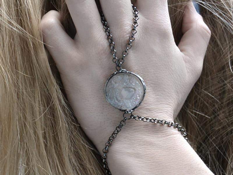 Bransoletka na palec z białym bąbelkowym szkłem (oprawa w kolorze ciemnego srebra)