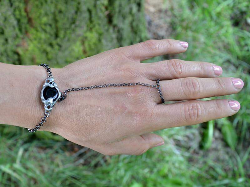 Bransoletka na palec z czernią II (oprawa w kolorze ciemnego srebra)