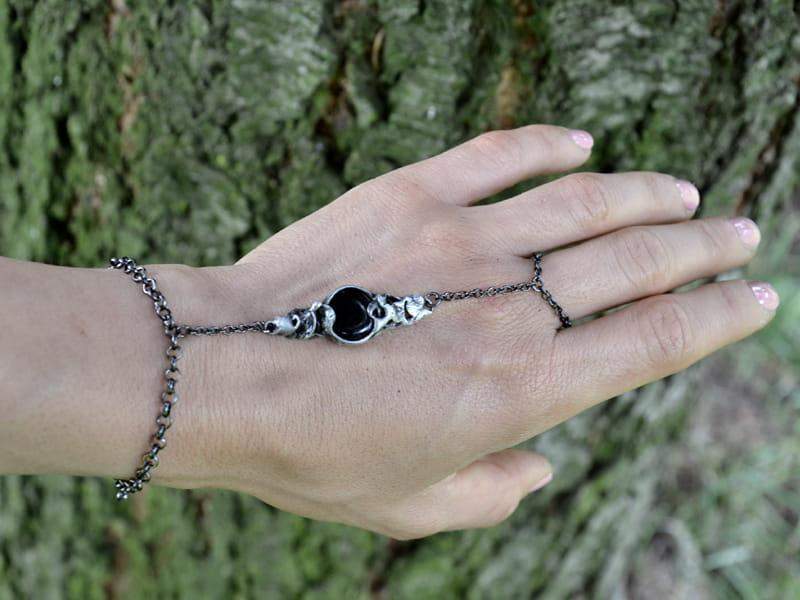 Bransoletka na palec z czernią III (oprawa w kolorze ciemnego srebra)