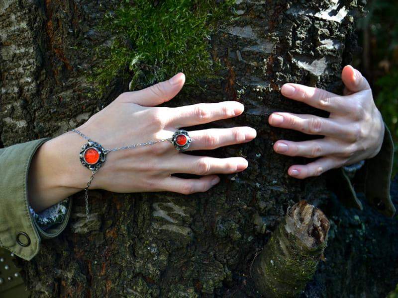 Bransoletka na palec z energetyczną czerwienią (oprawa w kolorze ciemnego srebra)