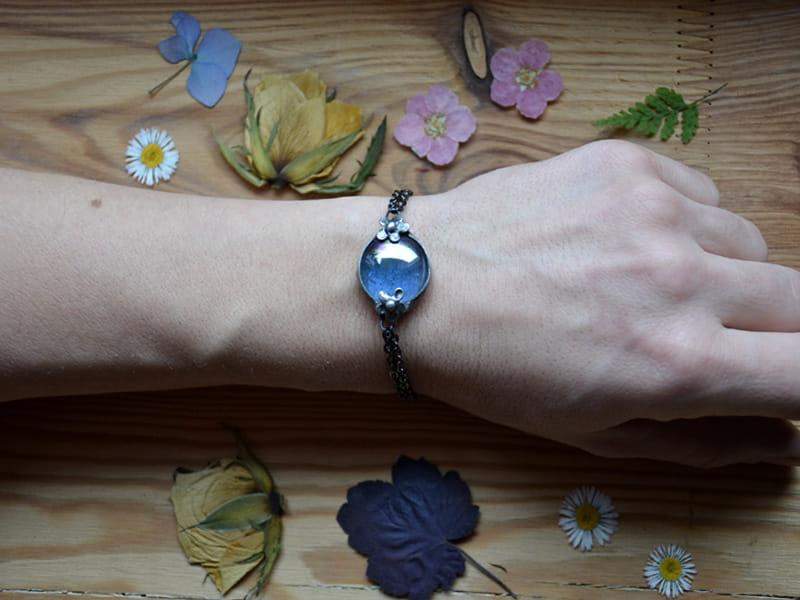 Bransoletka z błękitnym szkiełkiemi kwiatuszkami (oprawa w kolorze ciemnego srebra)