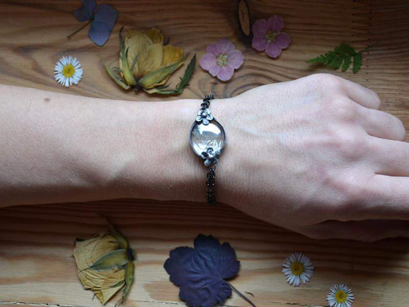 Bransoletka z błyszczącym szkiełkiem i kwiatuszkami (oprawa w kolorze ciemnego srebra)