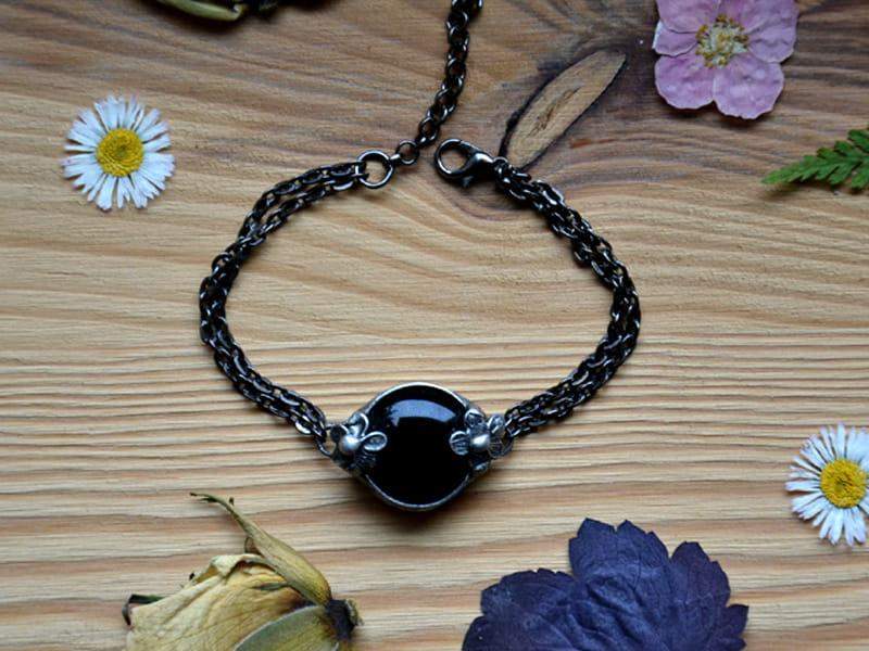 Bransoletka z czarnym szkiełkiem i kwiatuszkami (oprawa w kolorze ciemnego srebra)