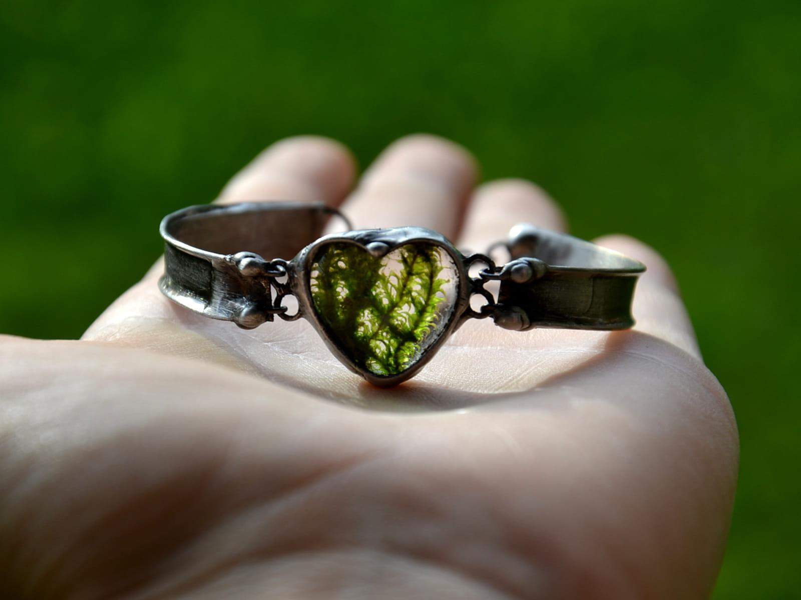 Bransoletka z mchem w serduszku sztywna (oprawa w kolorze ciemnego srebra