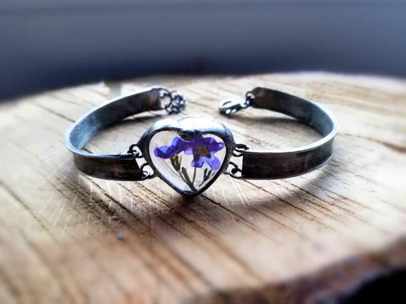 Bransoletka z niezapominajkami w serduszku (oprawa w kolorze ciemnego srebra)