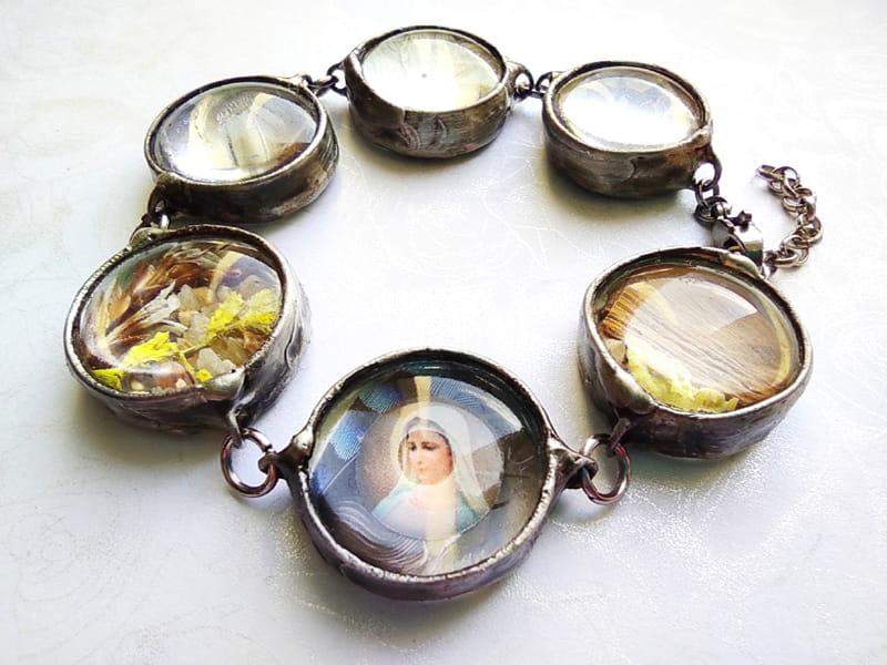 Bransoletka z pamiątkami z pielgrzymek (oprawa w kolorze ciemnego srebra)