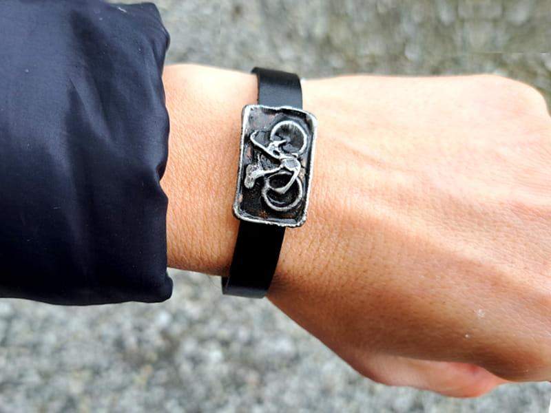 Bransoletka z rowerem (w odcieniu ciemnego srebra, na skórzanym pasku)