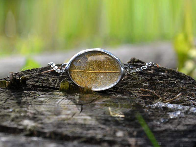 Bransoletka ze złotym listkiem (w kolorze srebrnym)