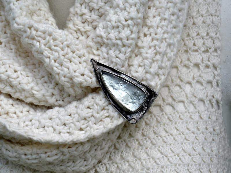 Broszka szklany kieł (w kolorze ciemnego srebra)