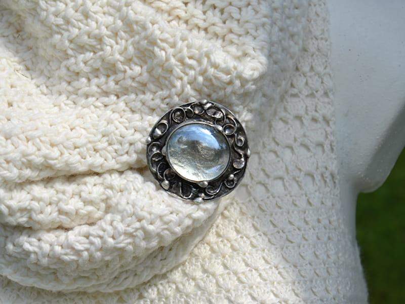 Broszka z bezbarwnym szkłem (w kolorze ciemnego srebra)