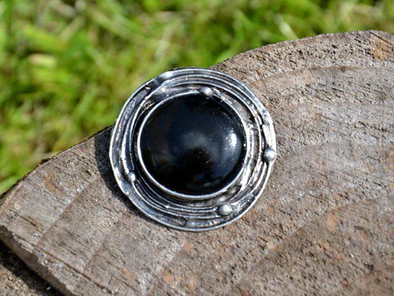 Broszka z czarnym szkłem (w kolorze ciemnego srebra)