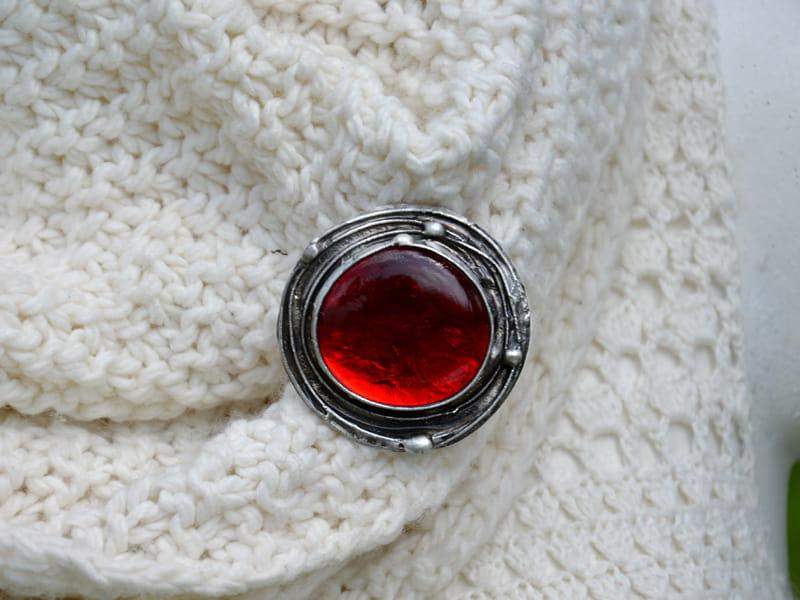 Broszka z czerwonym szkłem (w kolorze ciemnego srebra)