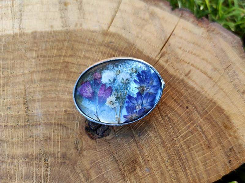 Broszka z lawendą, gipsówką i dzwonkami (oprawa w kolorze srebrnym)