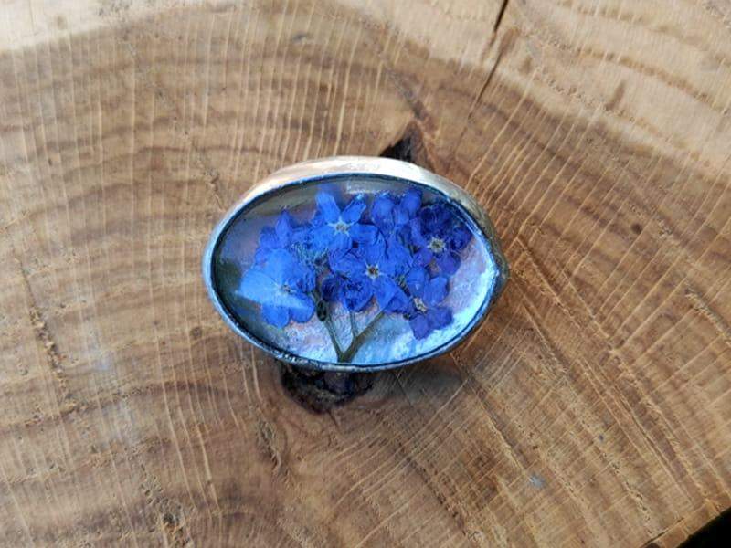 Broszka z niezapominajkami (oprawa w kolorze srebrnym)