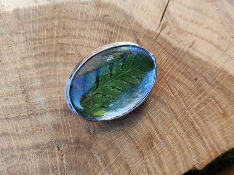 Broszka z paprocią (oprawa w kolorze ciemnego srebra)