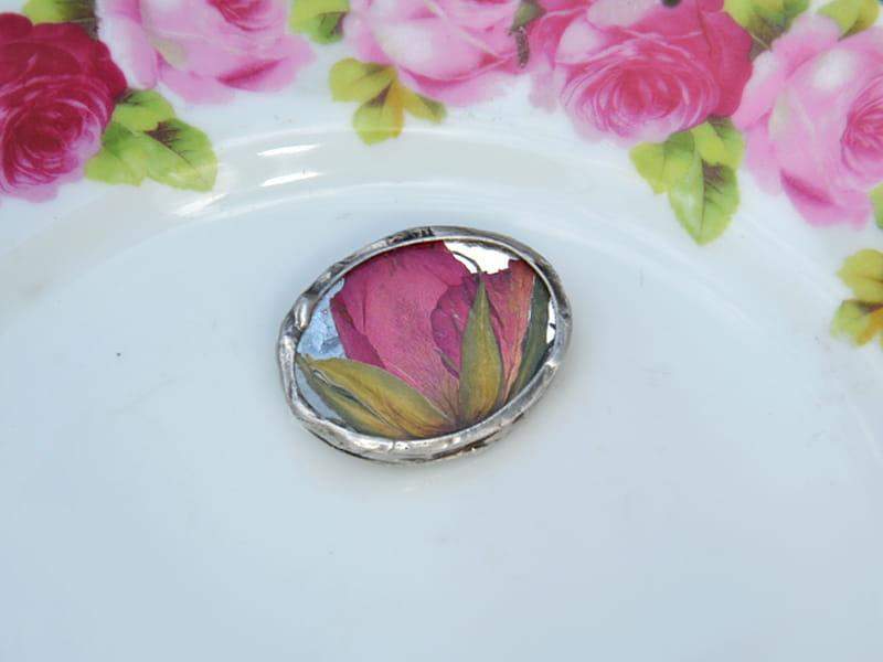 Broszka z różą (w kolorze ciemnego srebra)