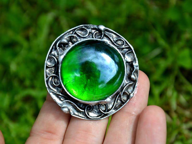 Broszka z zielonym szkłem (w kolorze ciemnego srebra)