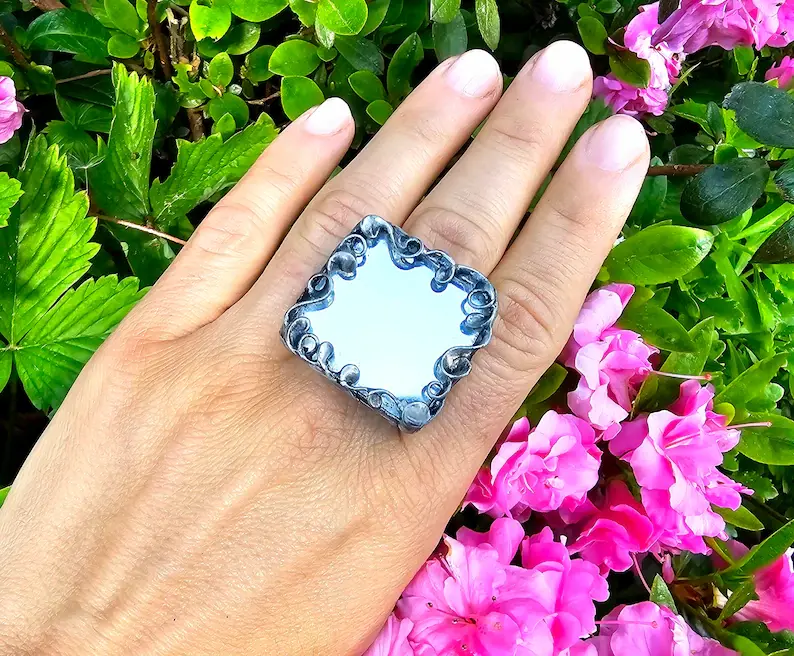 Ciekawy pierścionek z lusterkiem