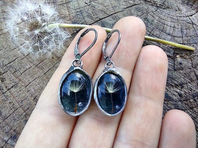 Czarne kolczyki z dmuchawcami (oprawa w kolorze ciemnego srebra)