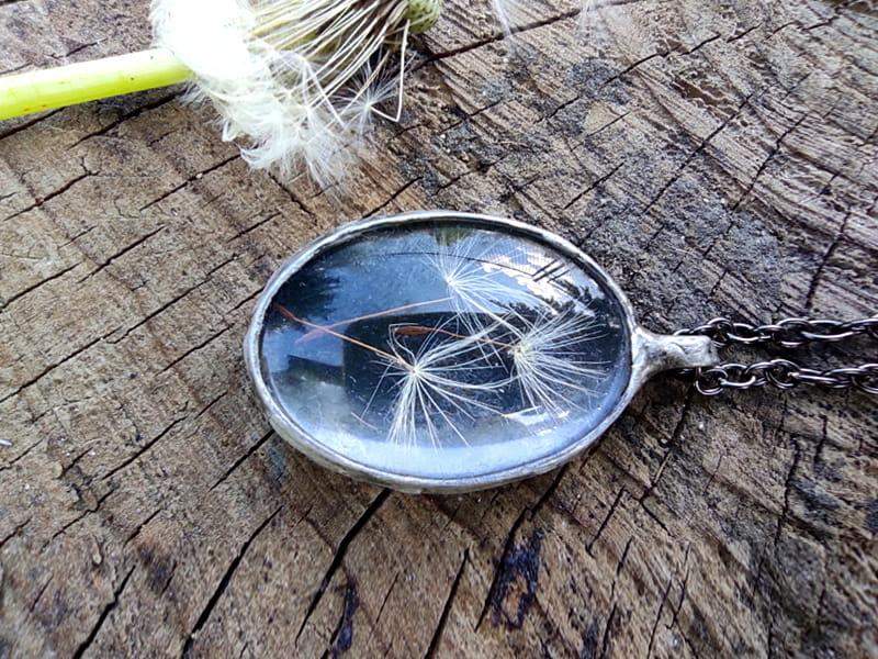 Czarny naszyjnik z dmuchawcami (oprawa w kolorze ciemnego srebra)