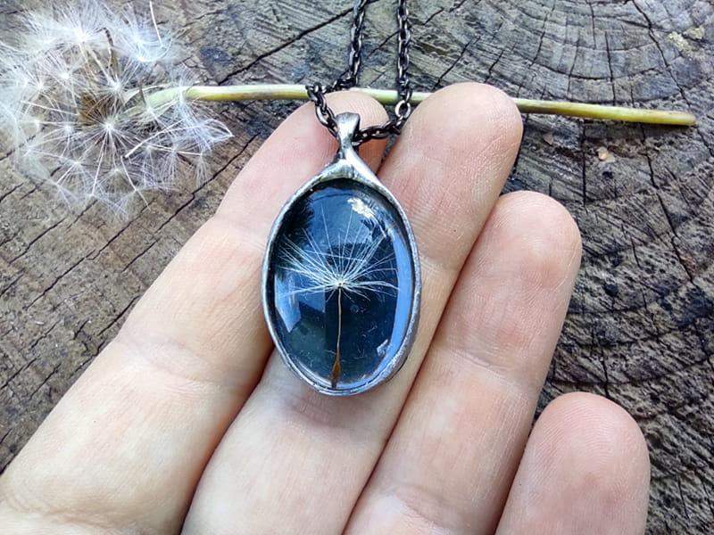 Czarny naszyjnik z dmuchawcem (oprawa w kolorze ciemnego srebra)