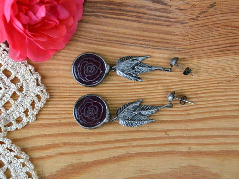 Długie kolczyki z bakłażanową różą (oprawa w kolorze ciemnego srebra)