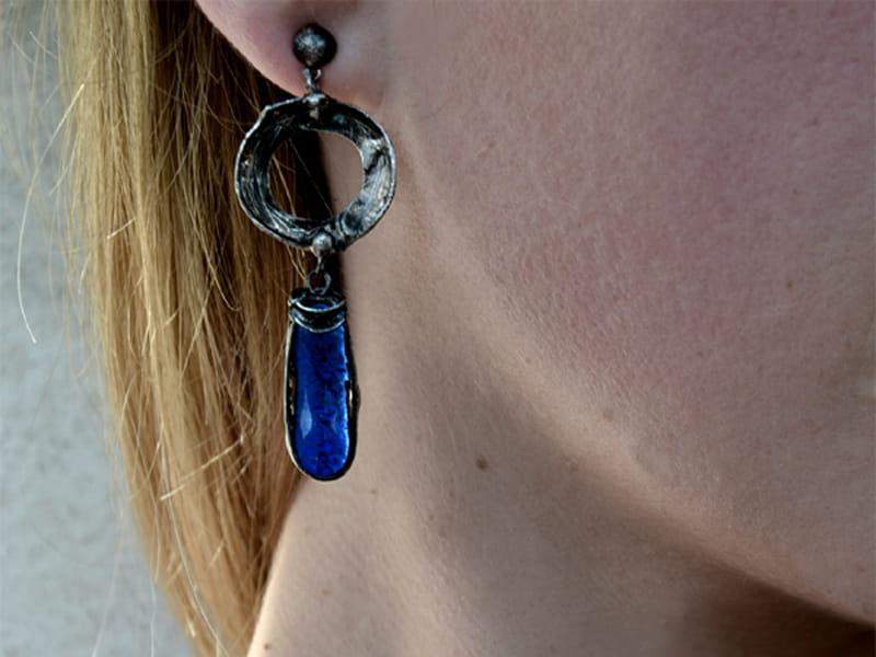 Długie kolczyki z szafirowym sopelkiem (oprawa w kolorze ciemnego srebra)