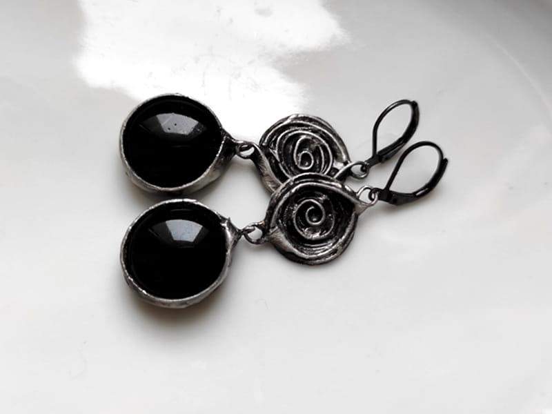 Dekoracyjne kolczyki z czarnym szkłem (oprawa w kolorze ciemnego srebra)