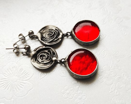 Dekoracyjne kolczyki z czerwonym szkłem (oprawa w kolorze ciemnego srebra)