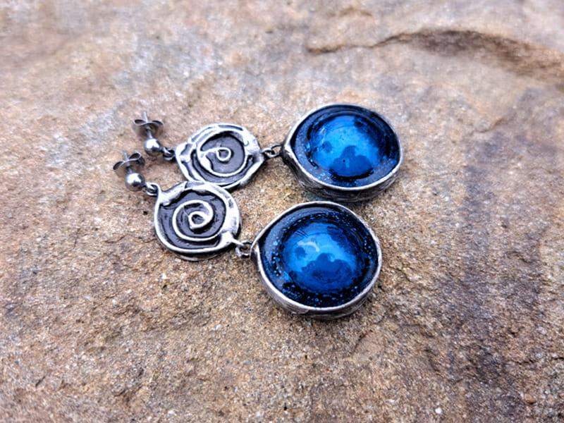 Dekoracyjne kolczyki z granatowym szkłem (oprawa w kolorze ciemnego srebra)