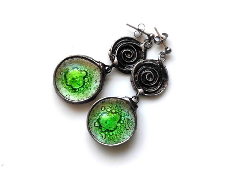 Dekoracyjne kolczyki z zielonym szkłem (oprawa w kolorze ciemnego srebra)