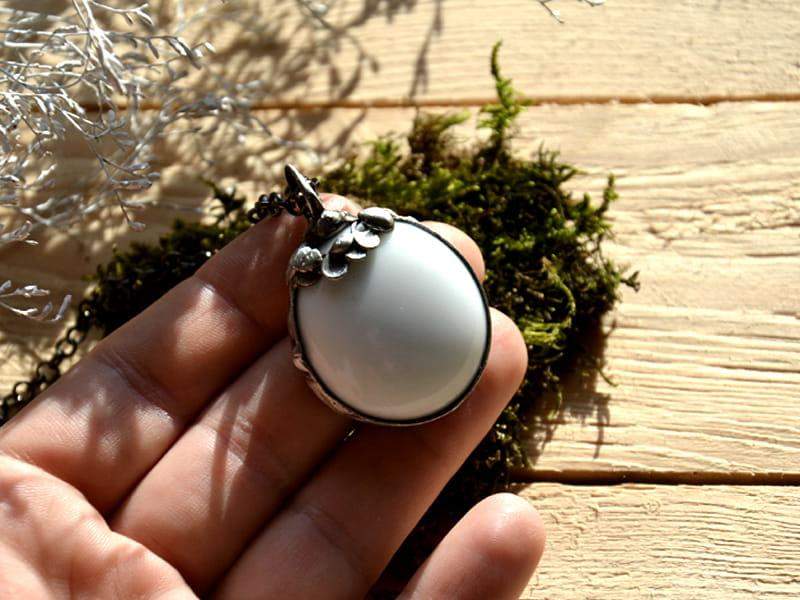 Dekoracyjny naszyjnik z białym szkiełkiem (oprawa w kolorze ciemnego srebra)