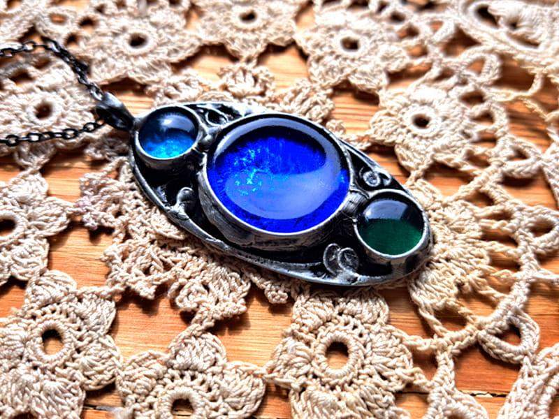 Dekoracyjny naszyjnik z szafirem, błękitem i butelkową zielenią (oprawa w kolorze ciemnego srebra)